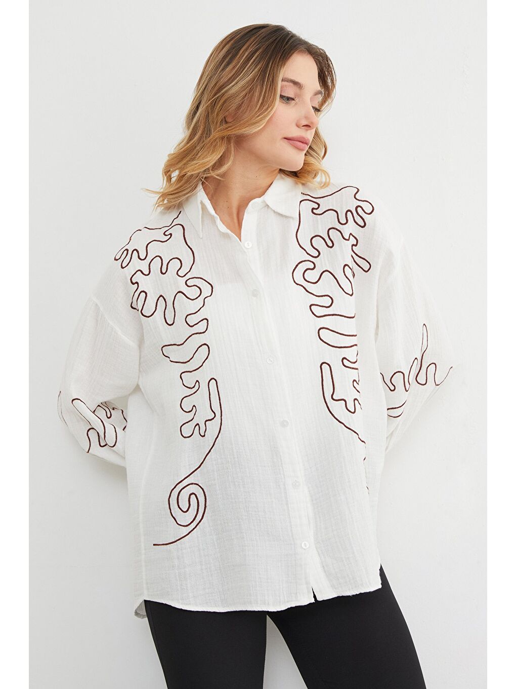 Beyaz Geometrik Nakışlı Bol Gömlek-2