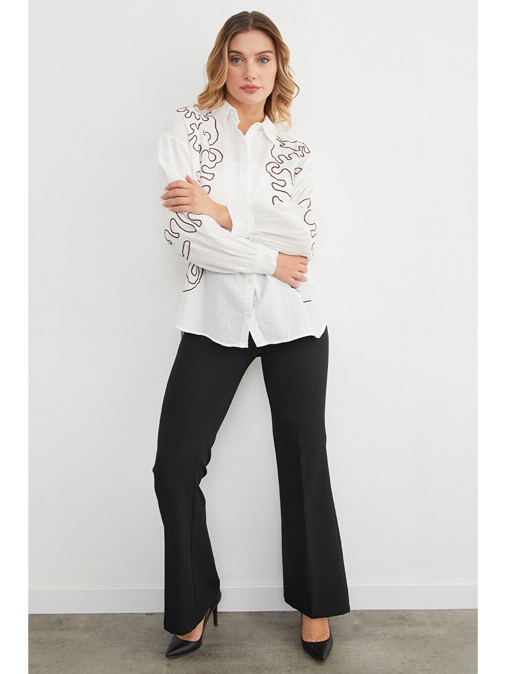 Beyaz Geometrik Nakışlı Bol Gömlek-3