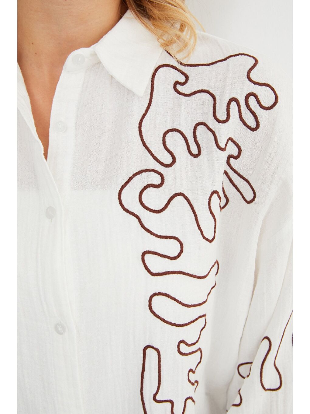 Beyaz Geometrik Nakışlı Bol Gömlek-4