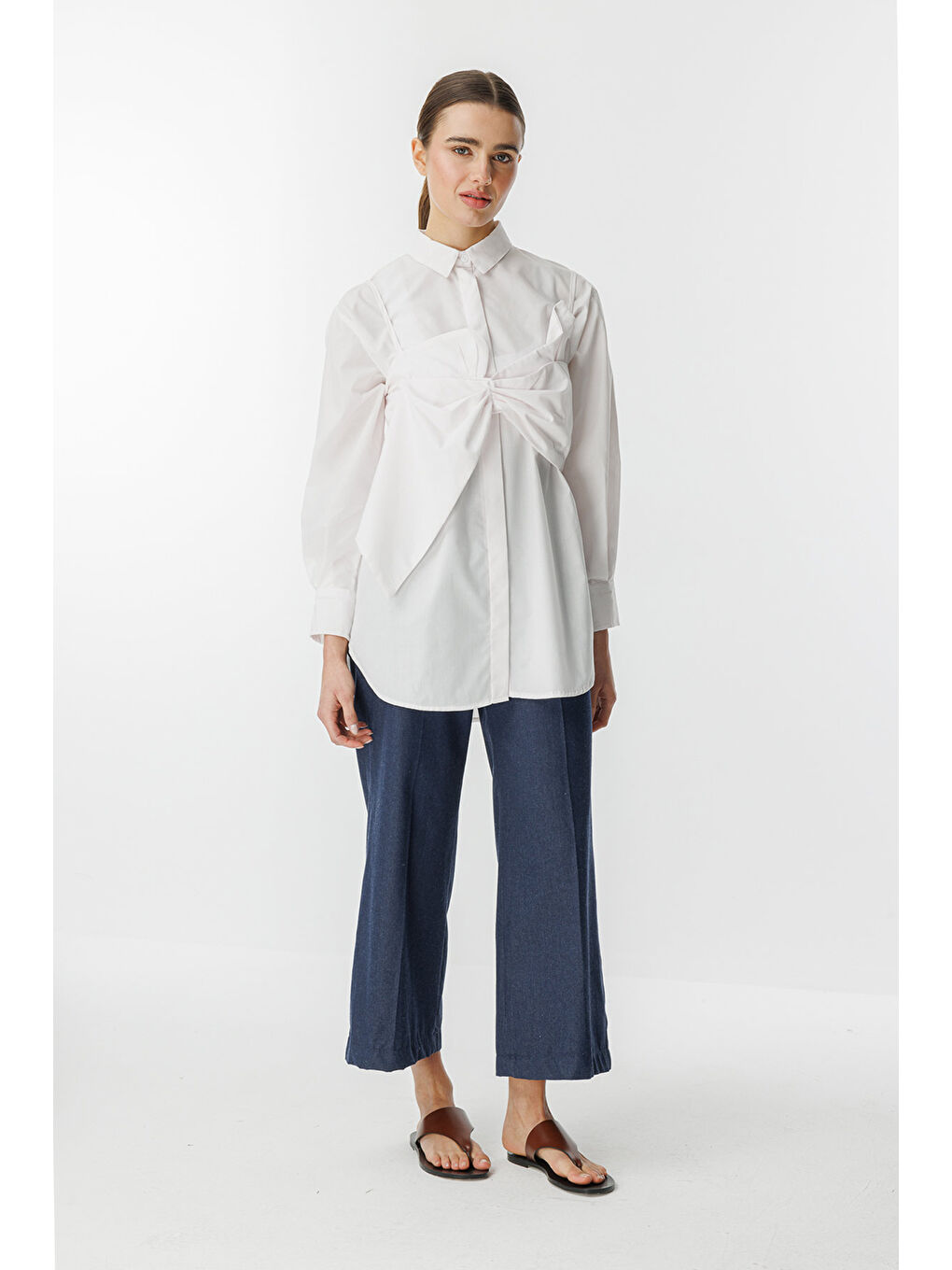 Fiyonk Detaylı Beyaz Gömlek