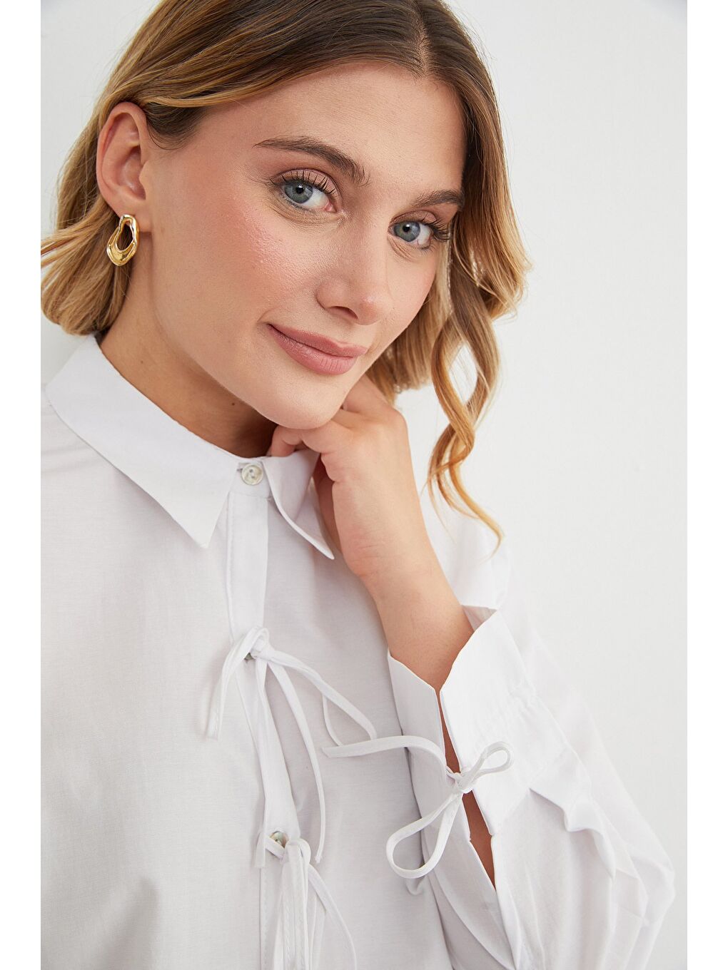 Beyaz Önü Bağlamalı Düğmeli Crop Gömlek-1