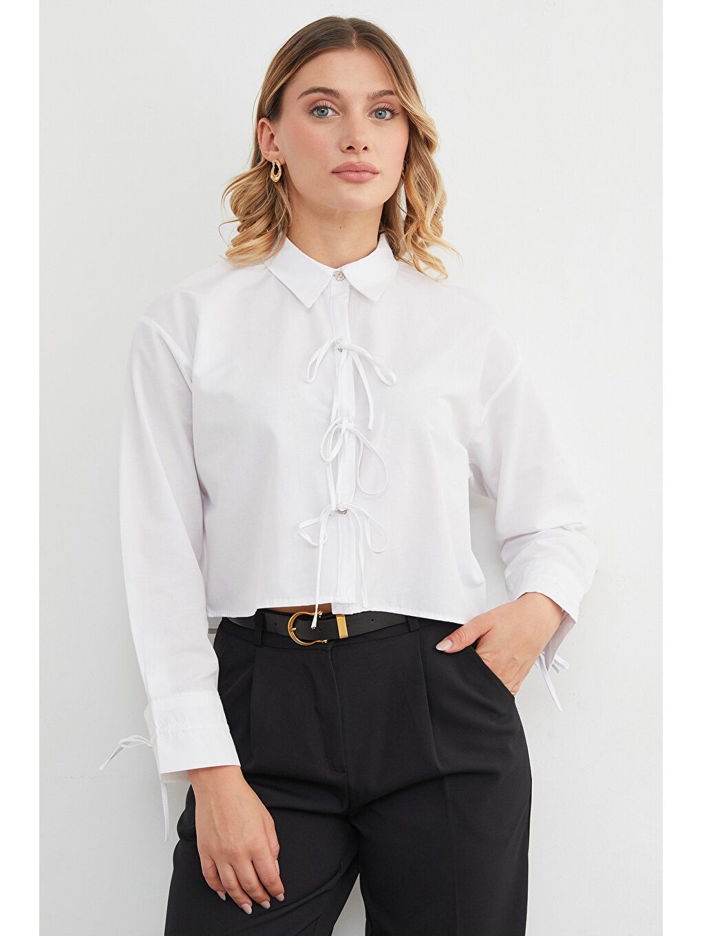 Beyaz Önü Bağlamalı Düğmeli Crop Gömlek-2