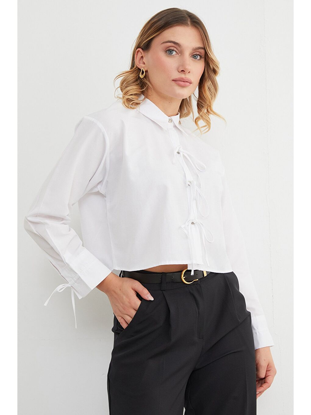 Beyaz Önü Bağlamalı Düğmeli Crop Gömlek-4