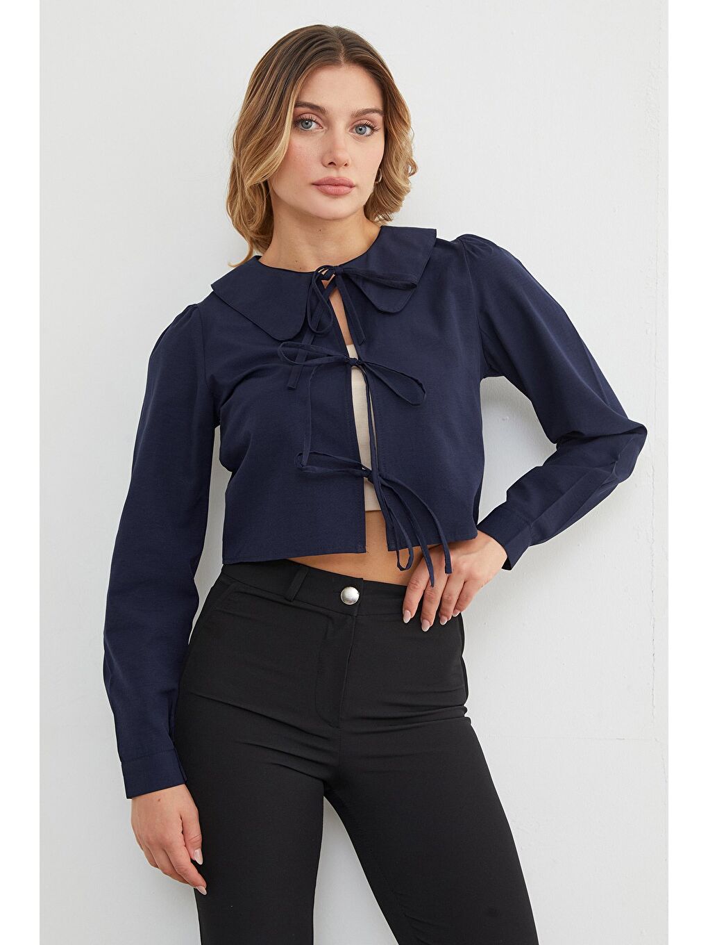 Lacivert Bebe Yaka Önden Bağlamalı Crop Bluz