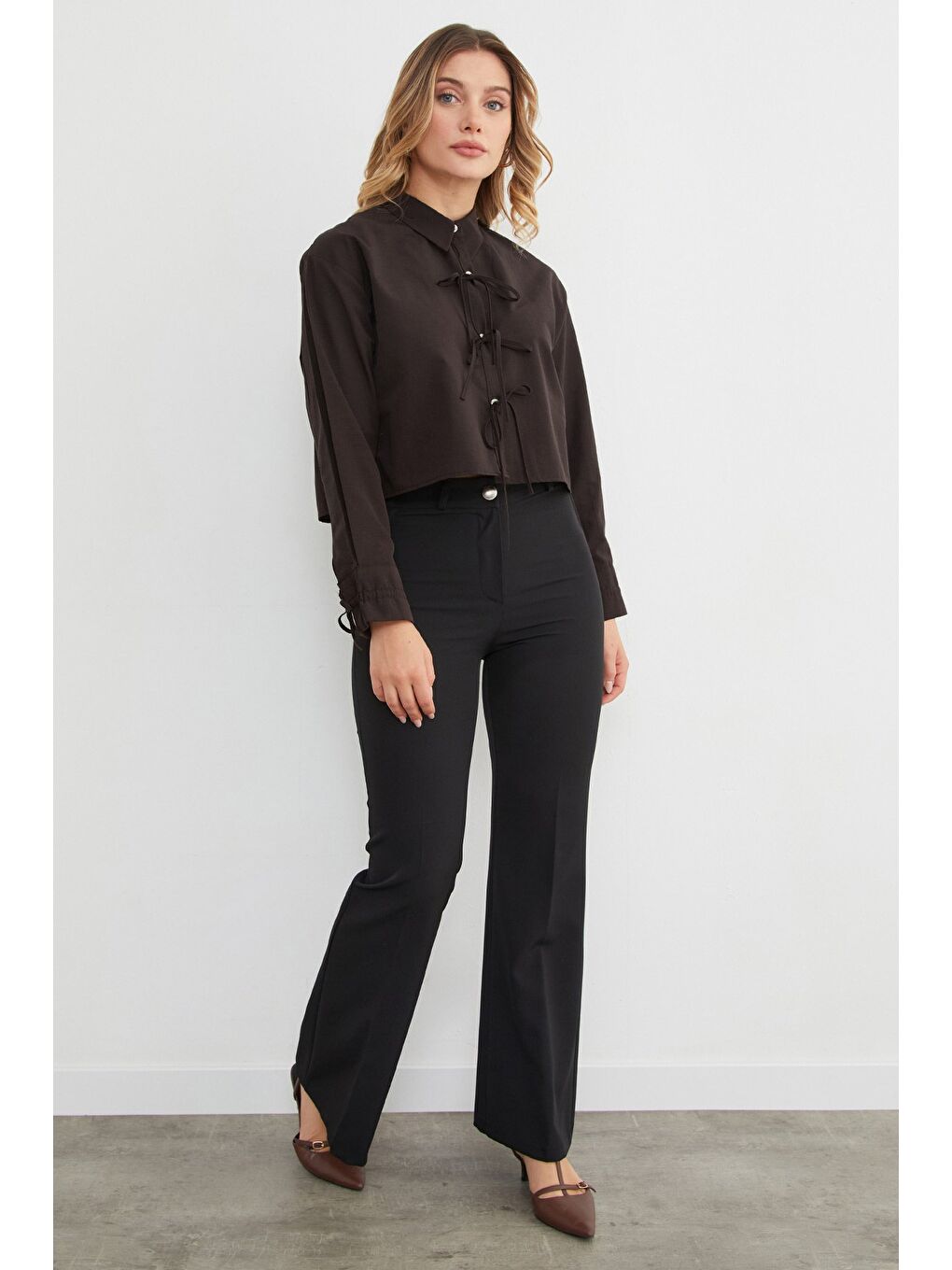 Kahverengi Önü Bağlamalı Düğmeli Crop Gömlek-1