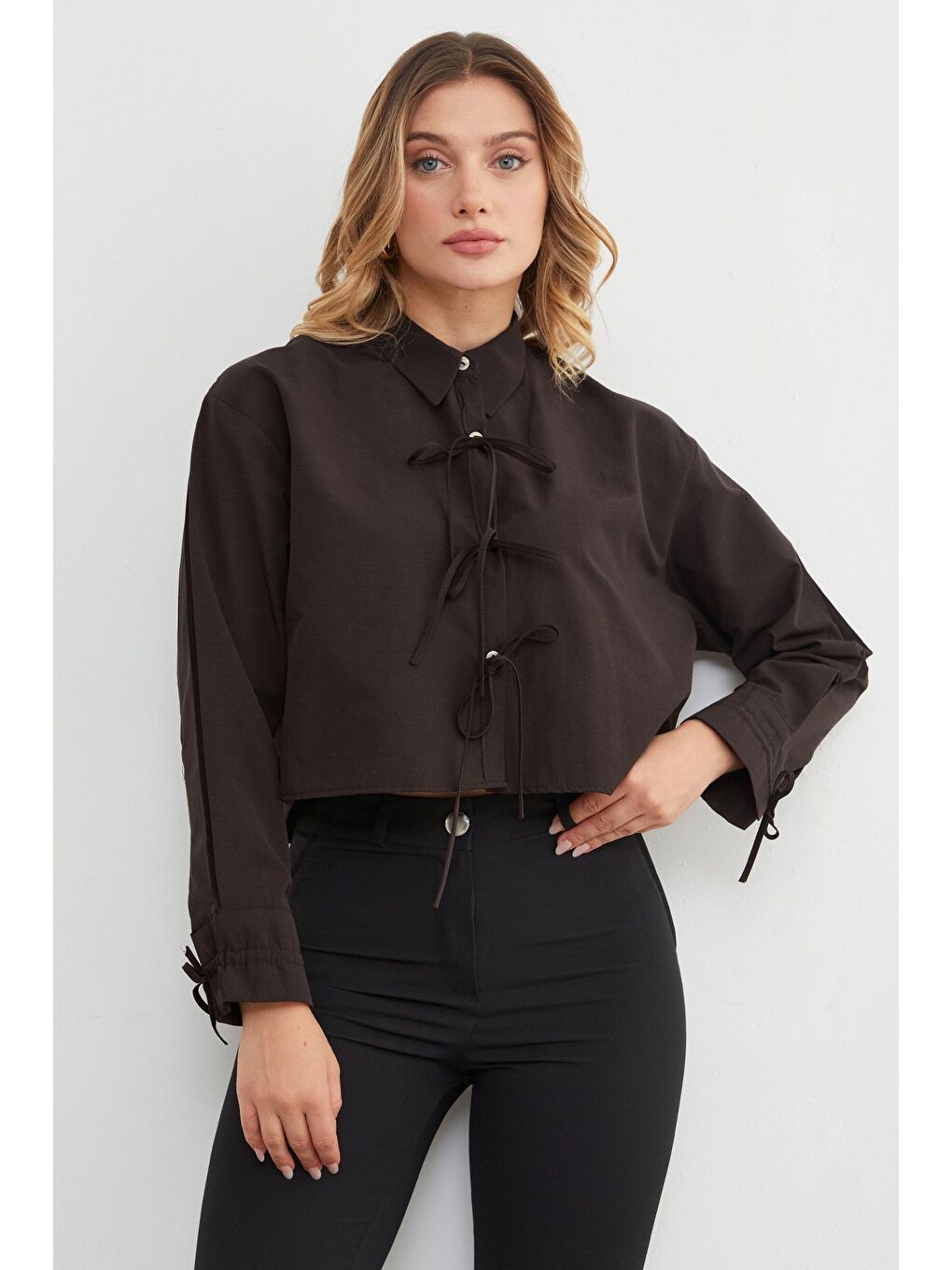 Kahverengi Önü Bağlamalı Düğmeli Crop Gömlek-2