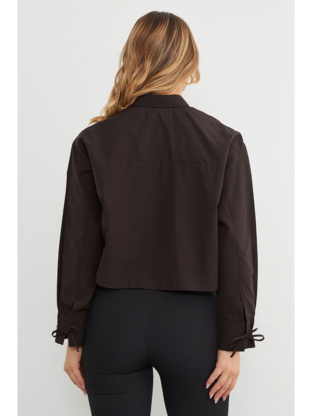 Kahverengi Önü Bağlamalı Düğmeli Crop Gömlek-3