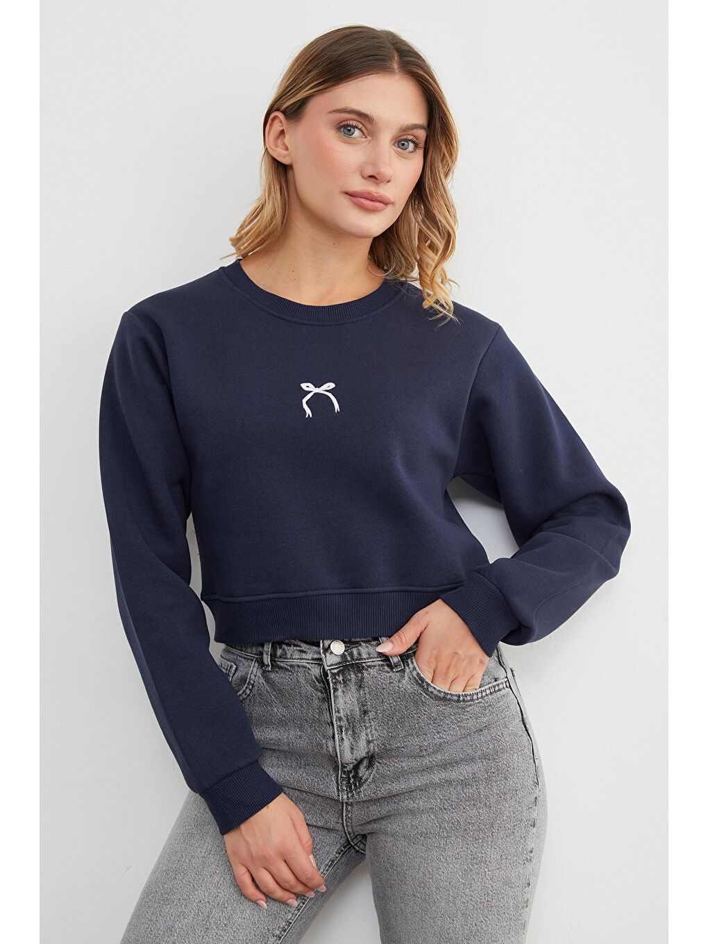 Lacivert 3 İplik Fiyonk Nakışlı Crop Sweatshirt