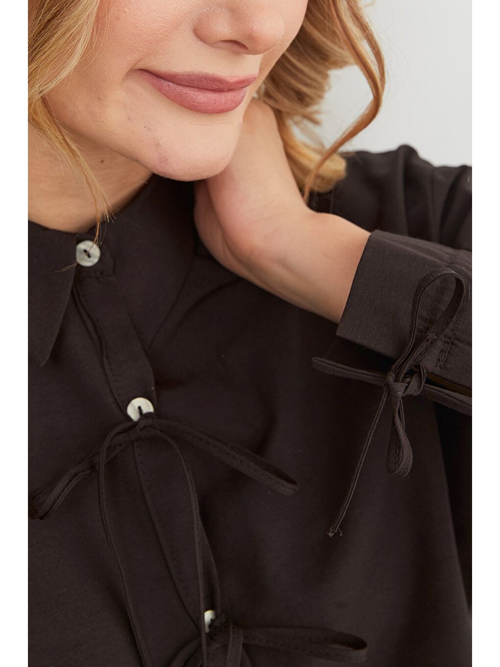 Kahverengi Önü Bağlamalı Düğmeli Crop Gömlek-4