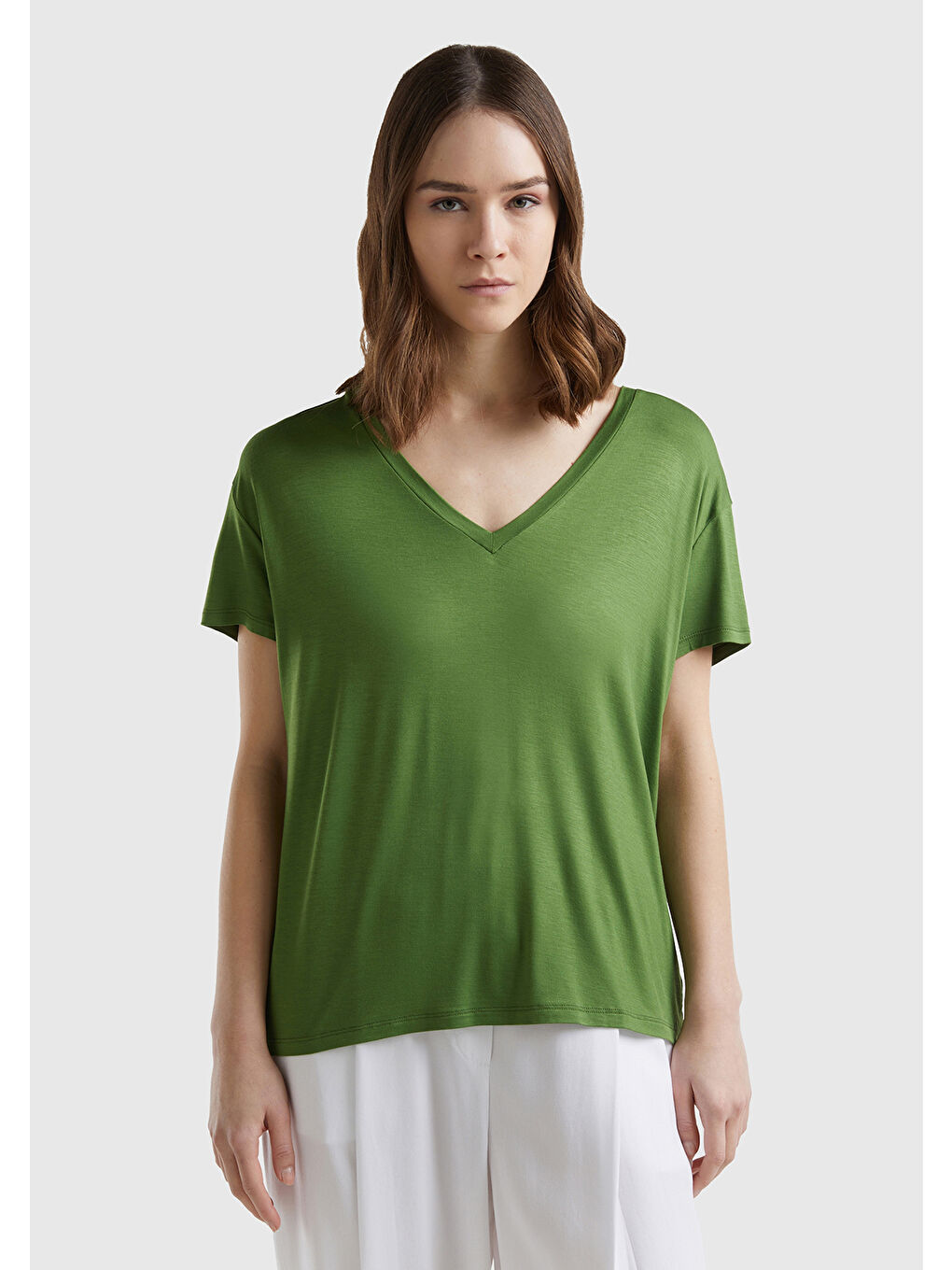 United Colors Of Benetton Kadın Soluk Yeşil Viskoz Karışımlı Geniş V Yaka Basic T-Shirt