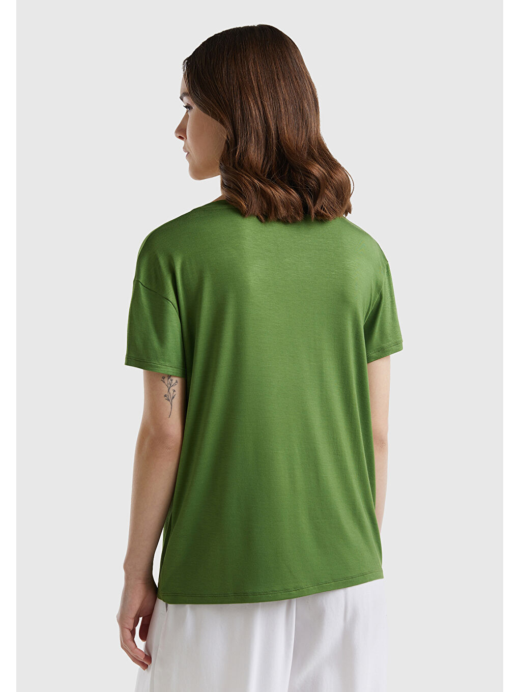 United Colors Of Benetton Kadın Soluk Yeşil Viskoz Karışımlı Geniş V Yaka Basic T-Shirt - 1