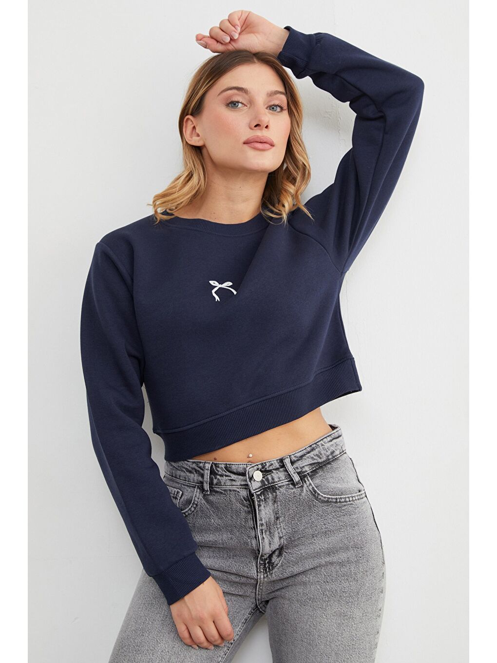 Lacivert 3 İplik Fiyonk Nakışlı Crop Sweatshirt-1