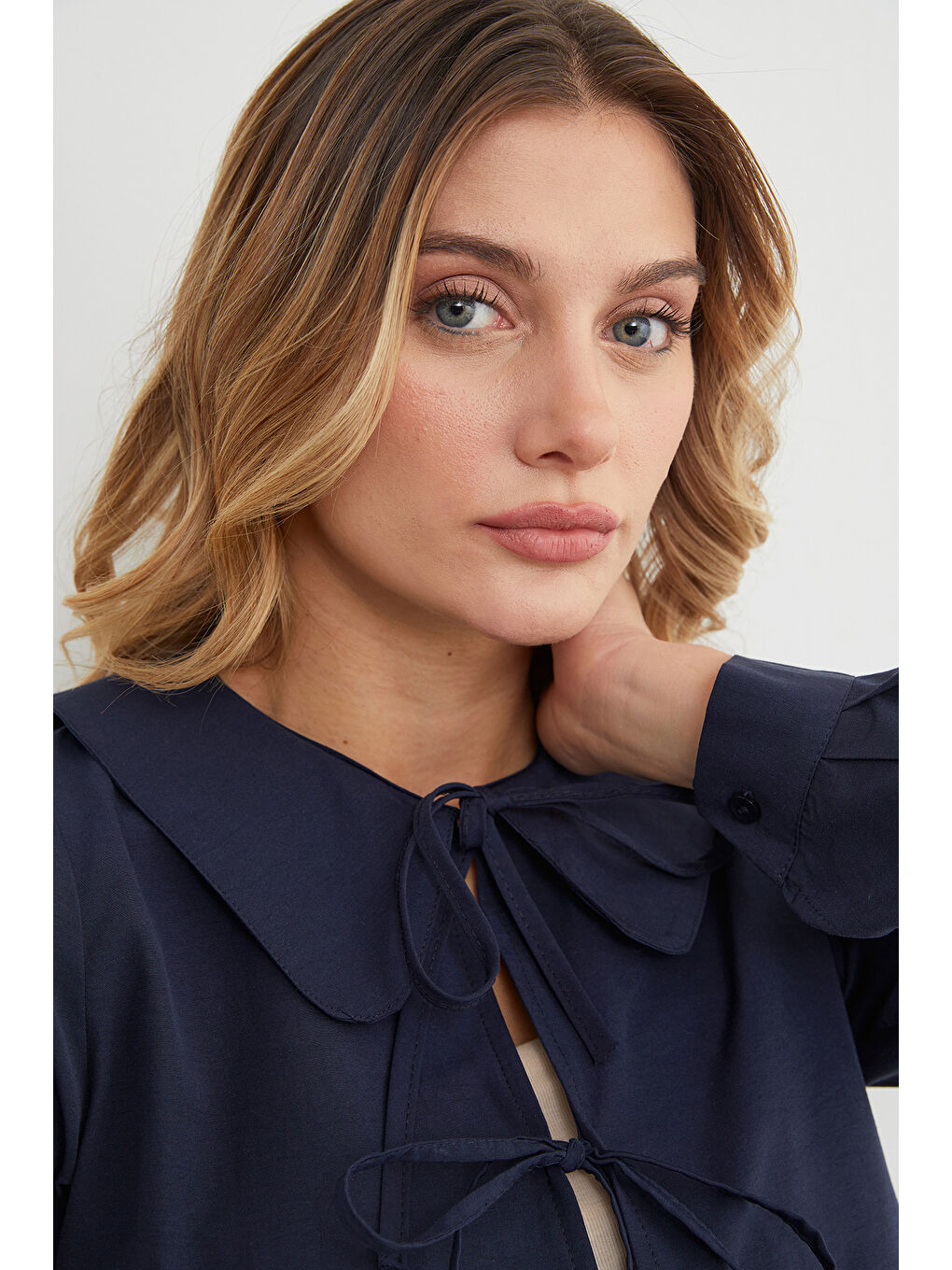 Lacivert Bebe Yaka Önden Bağlamalı Crop Bluz-3