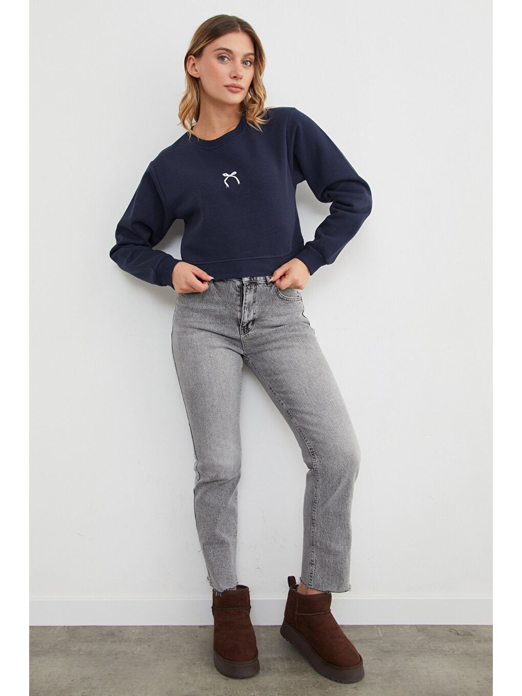 Lacivert 3 İplik Fiyonk Nakışlı Crop Sweatshirt-2