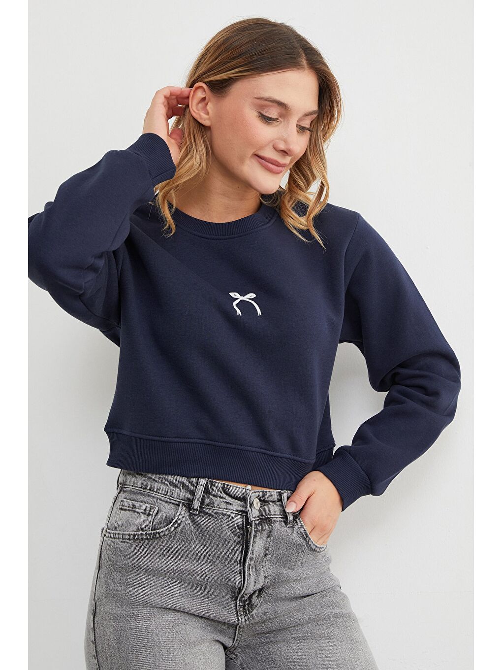 Lacivert 3 İplik Fiyonk Nakışlı Crop Sweatshirt-3