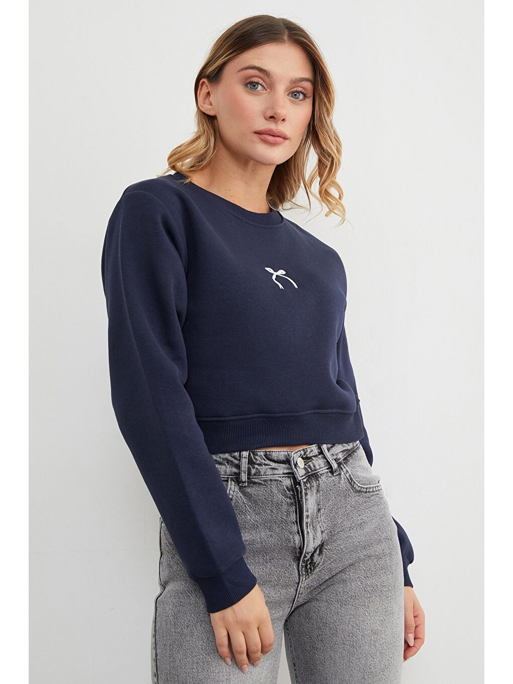 Lacivert 3 İplik Fiyonk Nakışlı Crop Sweatshirt-4