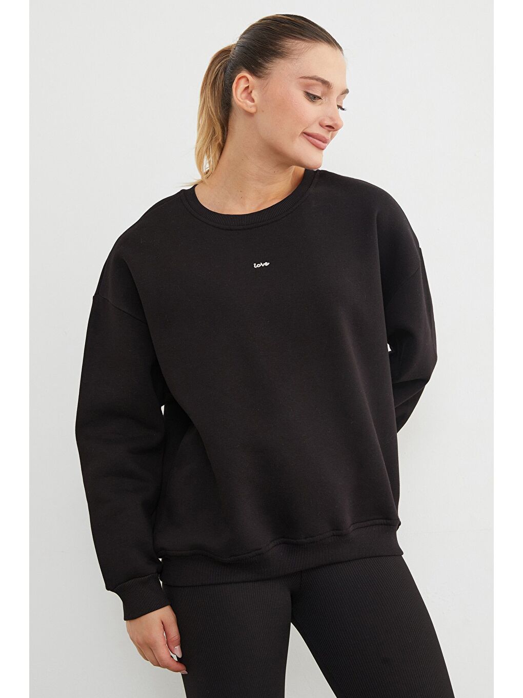 Siyah Love Aksesuarlı Bisiklet Yaka Oversize Sweatshirt-2