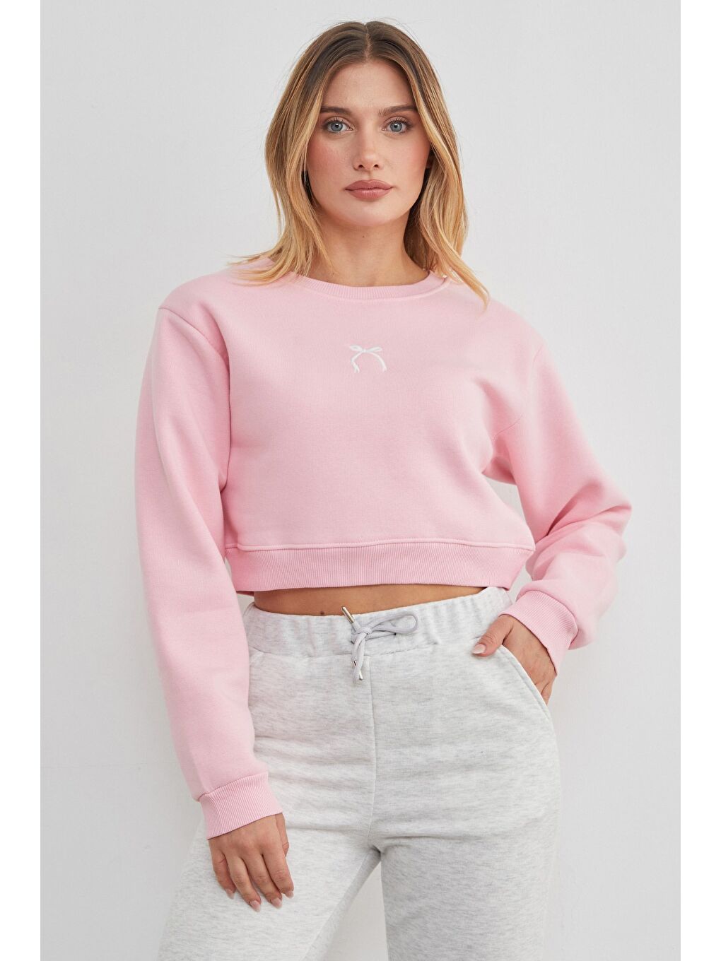 Pembe 3 İplik Fiyonk Nakışlı Crop Sweatshirt-1