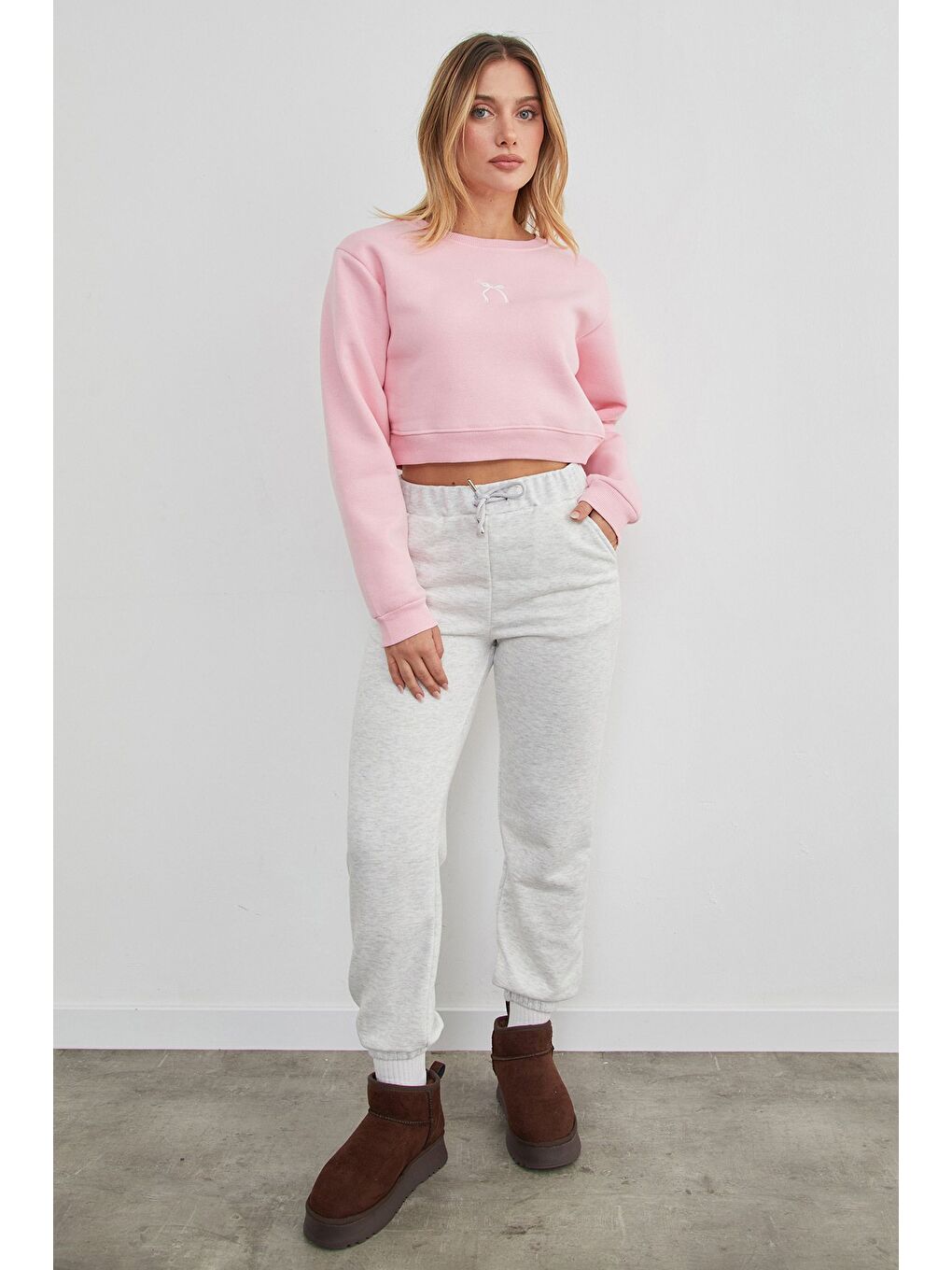 Pembe 3 İplik Fiyonk Nakışlı Crop Sweatshirt-2