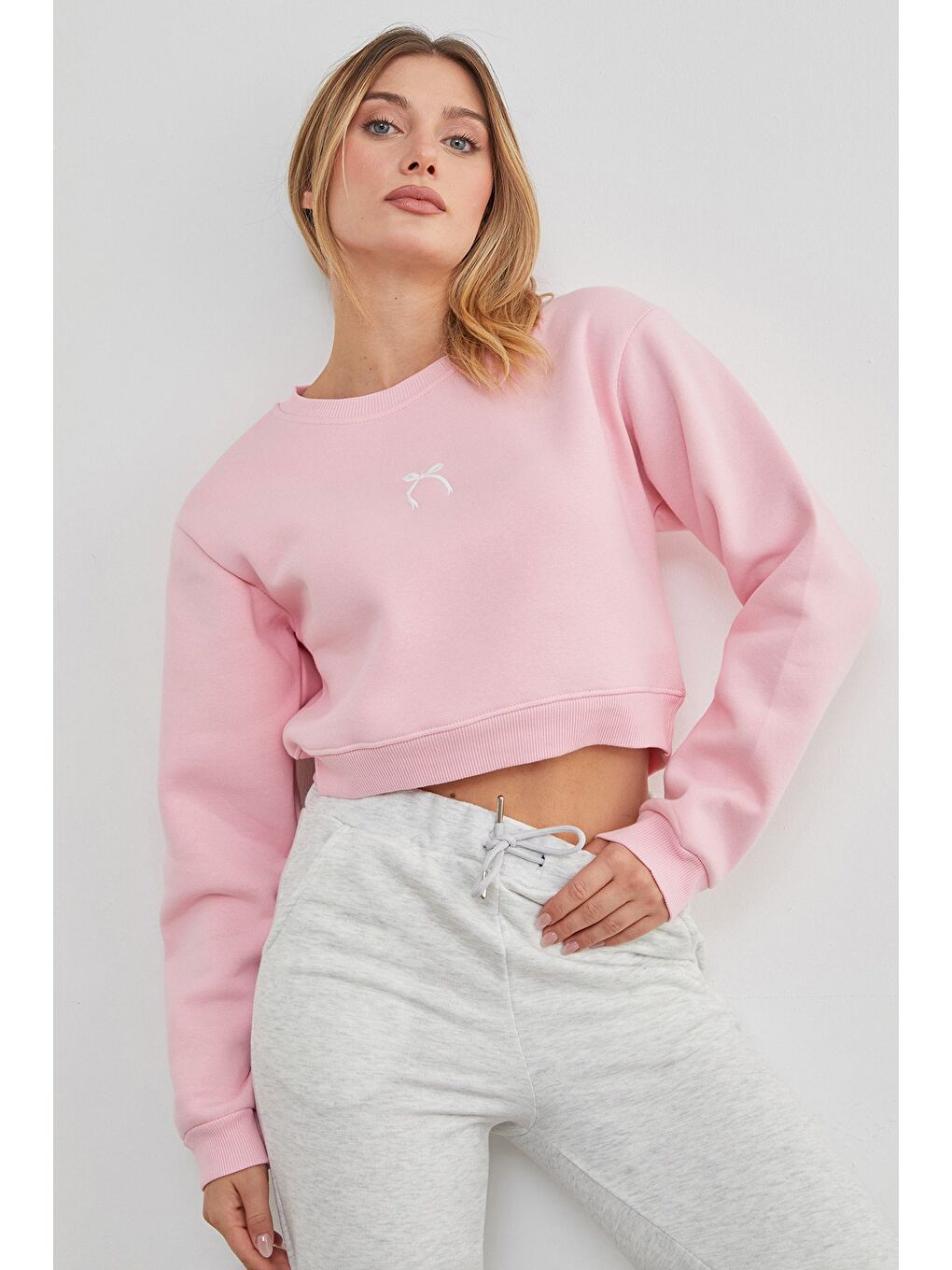 Pembe 3 İplik Fiyonk Nakışlı Crop Sweatshirt-4