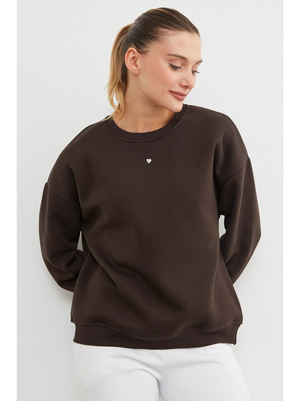 Kahverengi 3 İplik Taşlı Kalp Detaylı Oversize Sweatshirt-1
