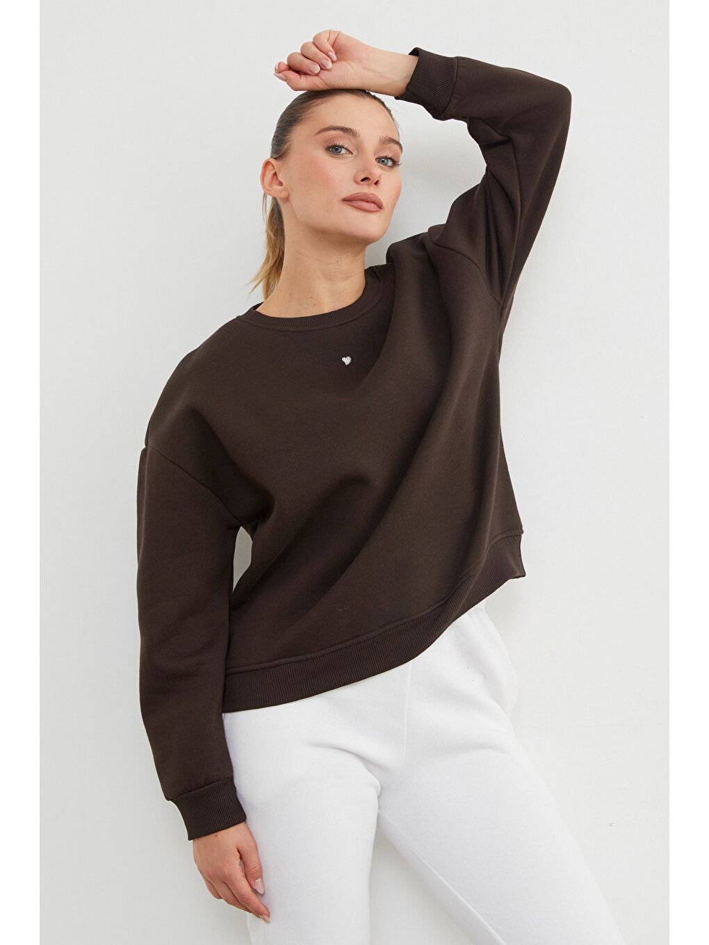 Kahverengi 3 İplik Taşlı Kalp Detaylı Oversize Sweatshirt-3