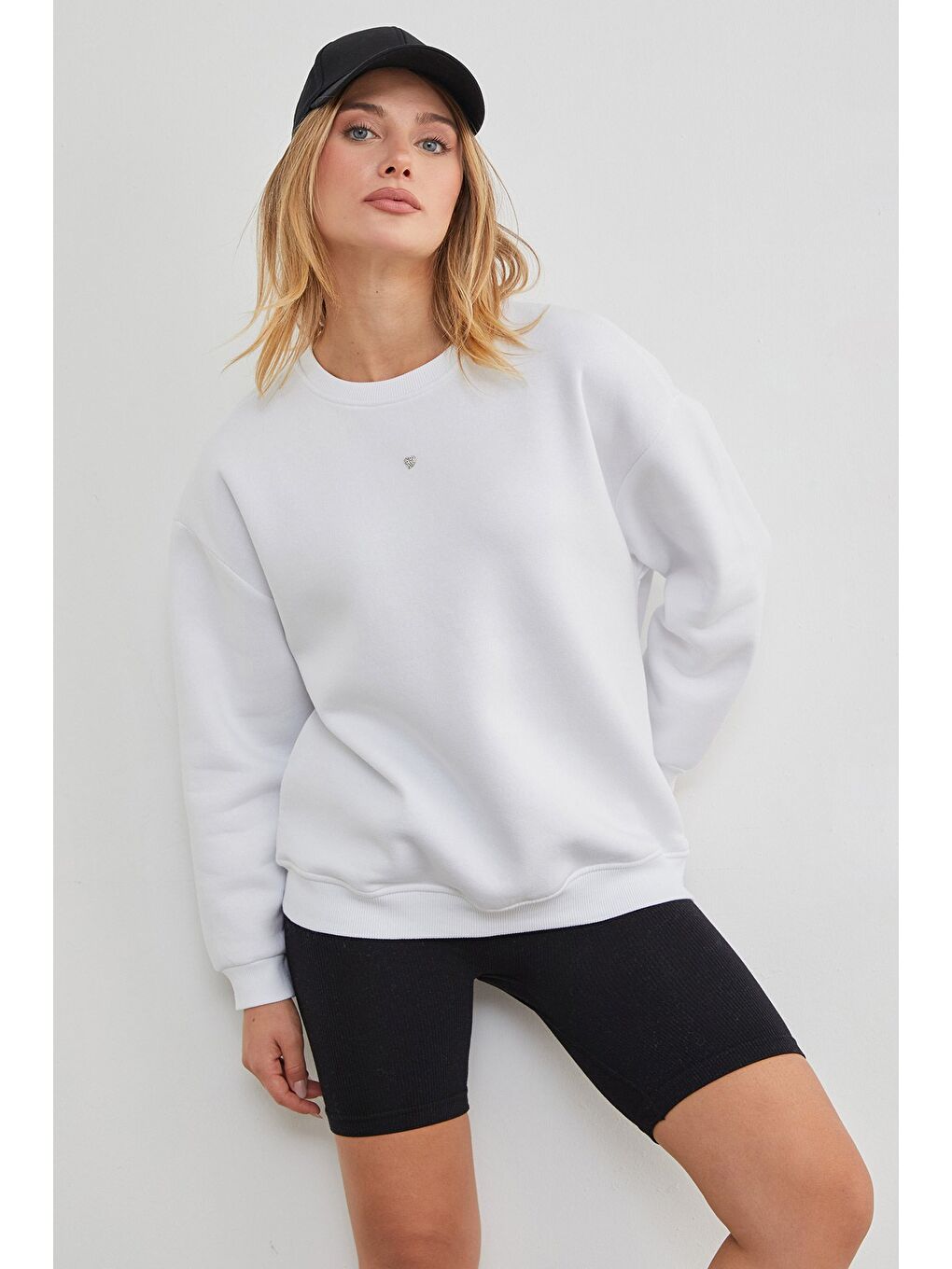 Beyaz 3 İplik Taşlı Kalp Detaylı Oversize Sweatshirt