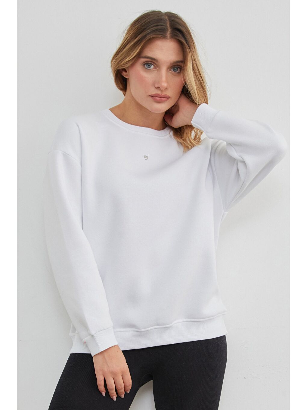 Beyaz 3 İplik Taşlı Kalp Detaylı Oversize Sweatshirt-4