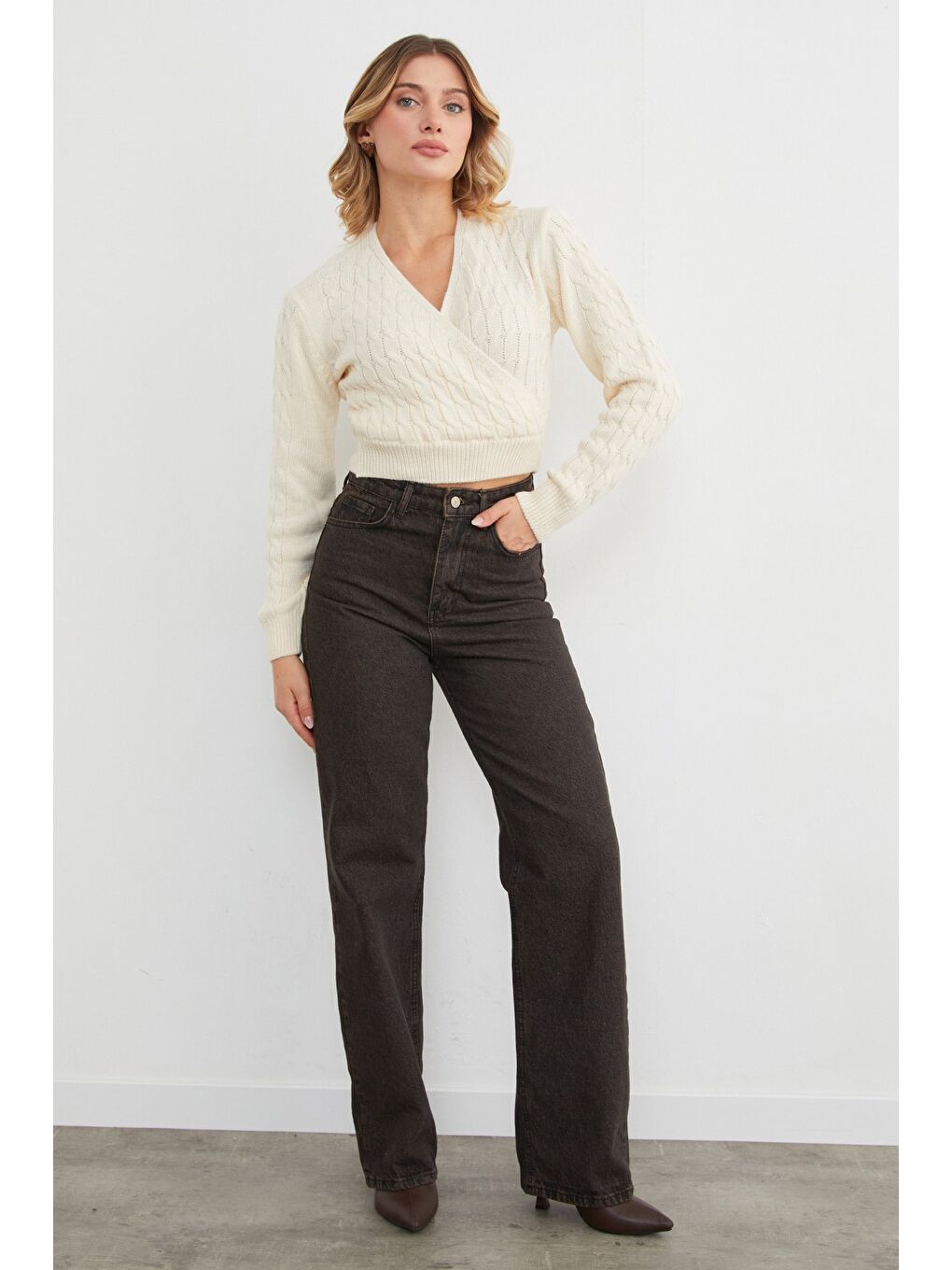 Ekru Saç Örgüsü Desenli Kruvaze Yaka Triko Kazak-1