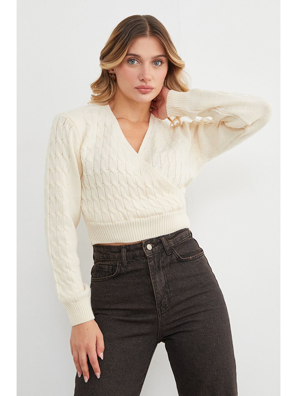 Ekru Saç Örgüsü Desenli Kruvaze Yaka Triko Kazak-2