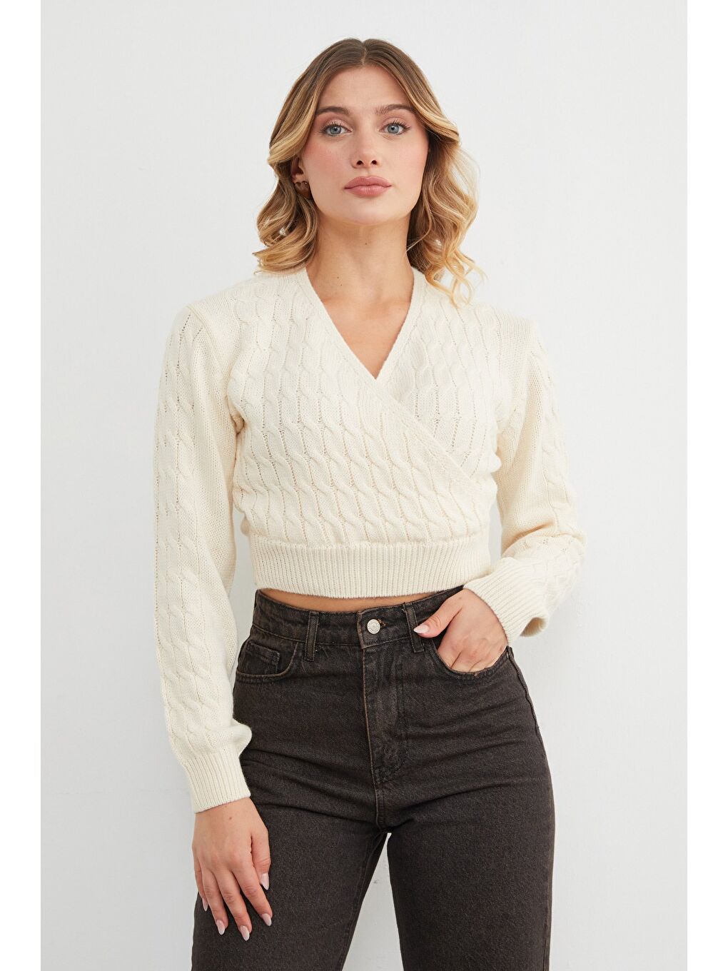 Ekru Saç Örgüsü Desenli Kruvaze Yaka Triko Kazak-3