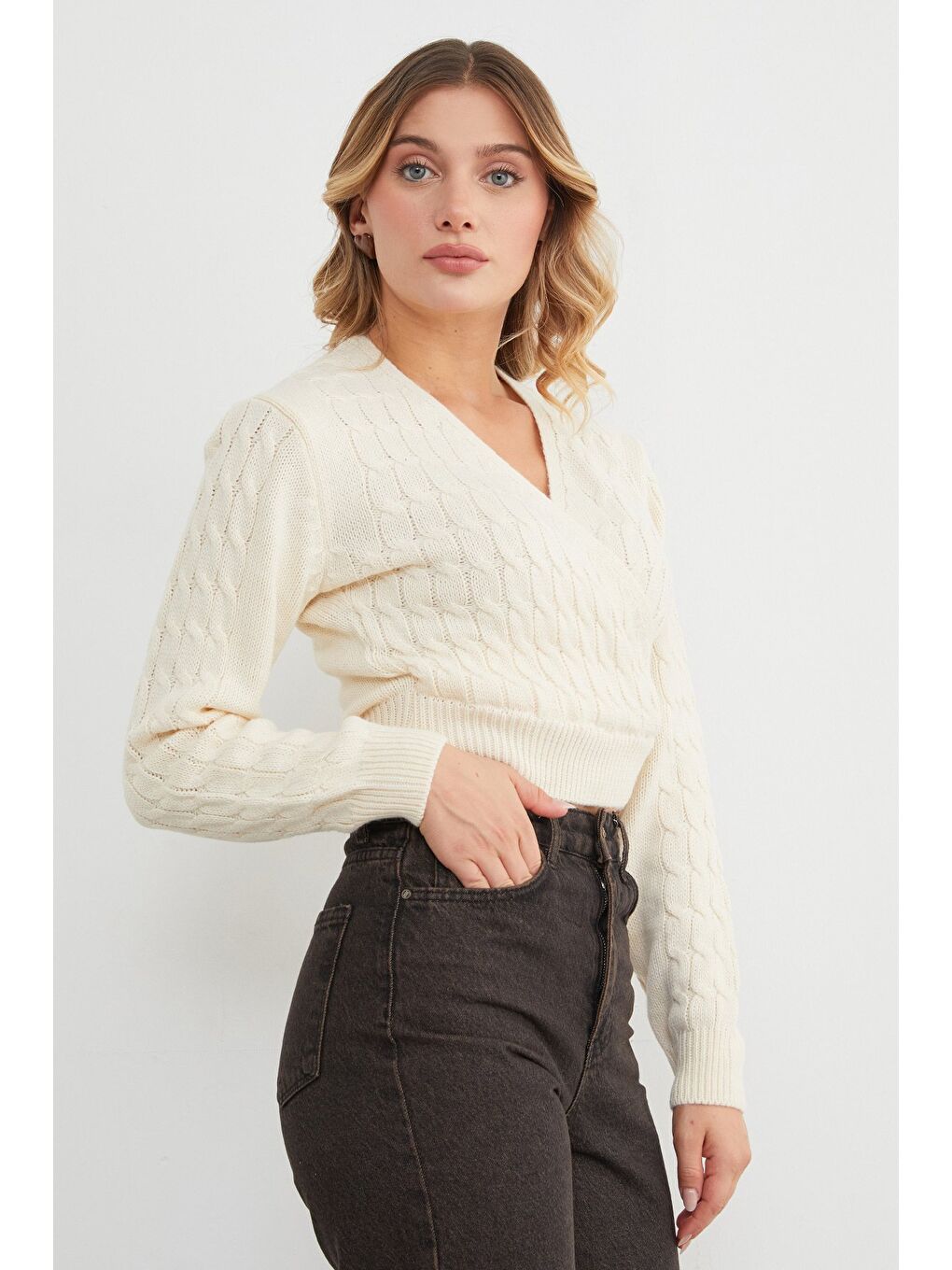 Ekru Saç Örgüsü Desenli Kruvaze Yaka Triko Kazak-4