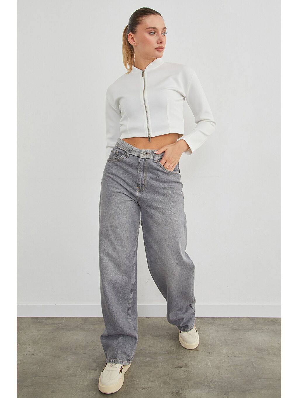 Beyaz Fermuarlı Hakim Yaka Crop Spor Ceket-1