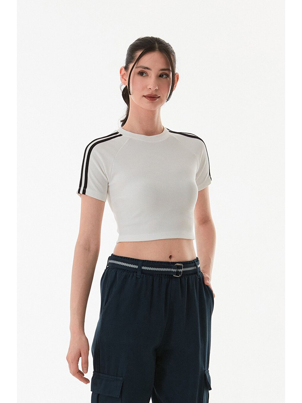 Beyaz Fitilli Kolları Şeritli Crop Tişört-1