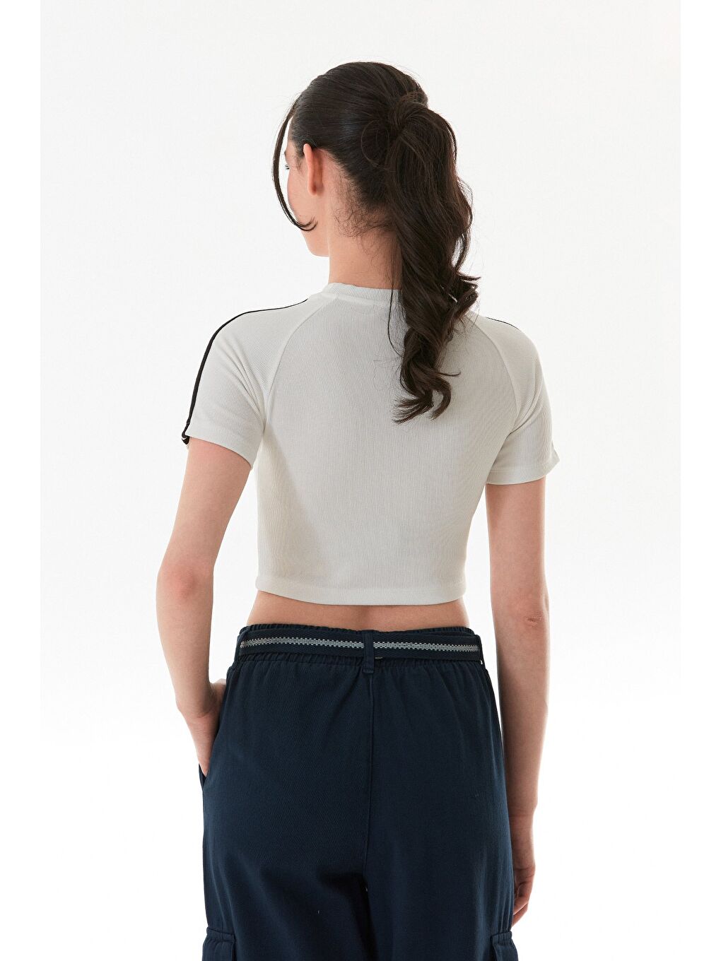 Beyaz Fitilli Kolları Şeritli Crop Tişört-3