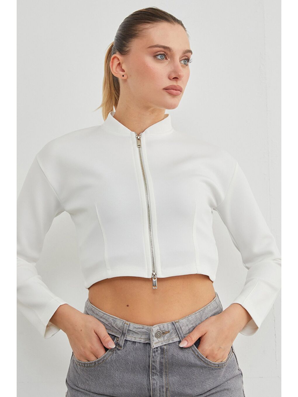 Beyaz Fermuarlı Hakim Yaka Crop Spor Ceket-3
