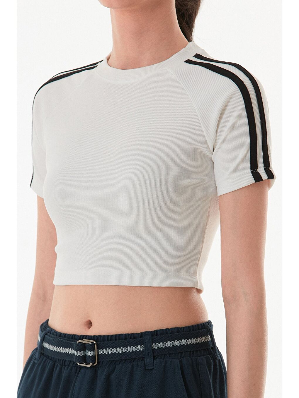 Beyaz Fitilli Kolları Şeritli Crop Tişört-4