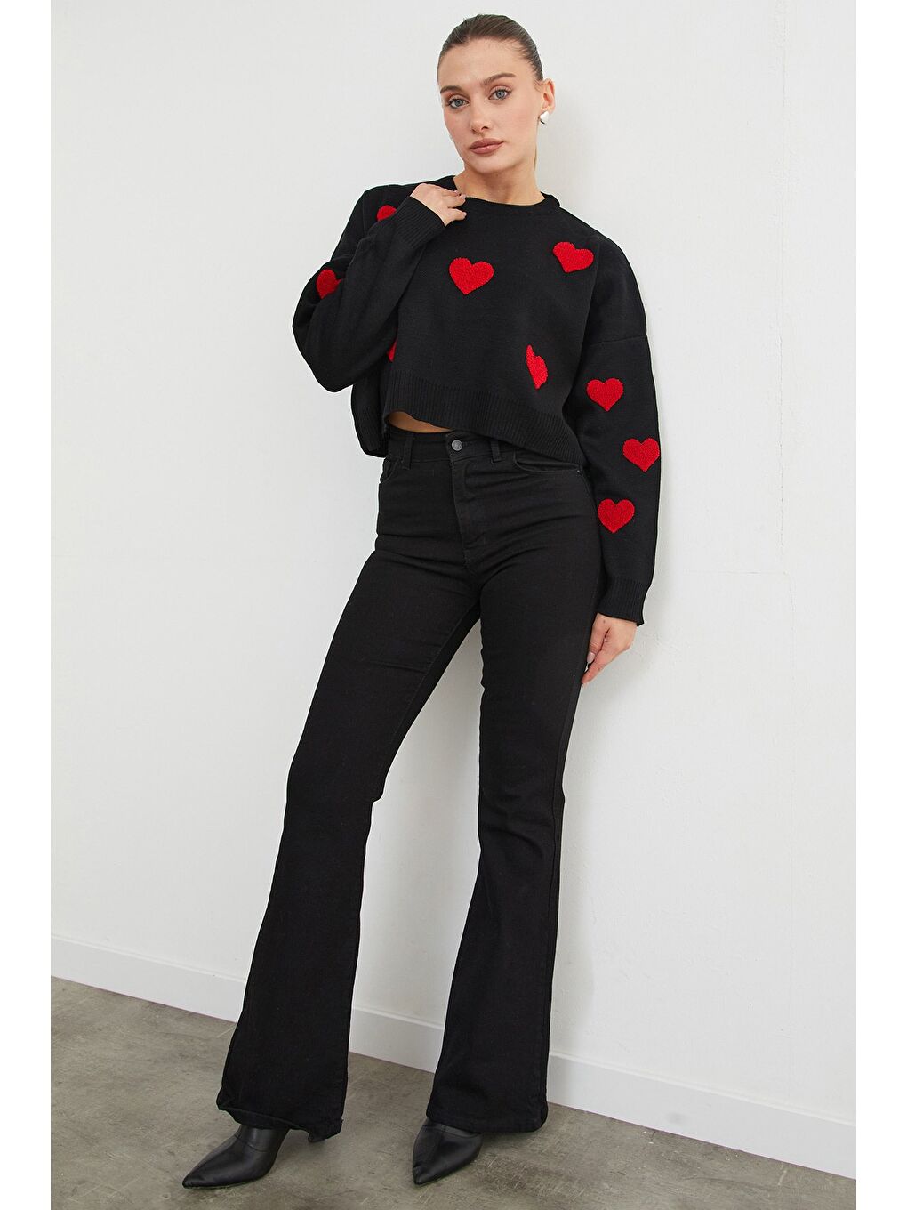 Siyah Kalp Nakışlı Crop Triko Kazak-1