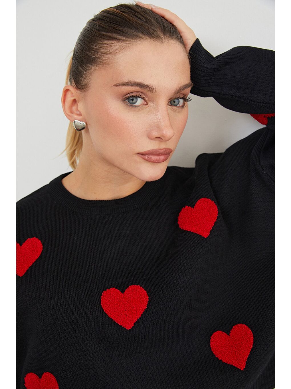 Siyah Kalp Nakışlı Crop Triko Kazak-2