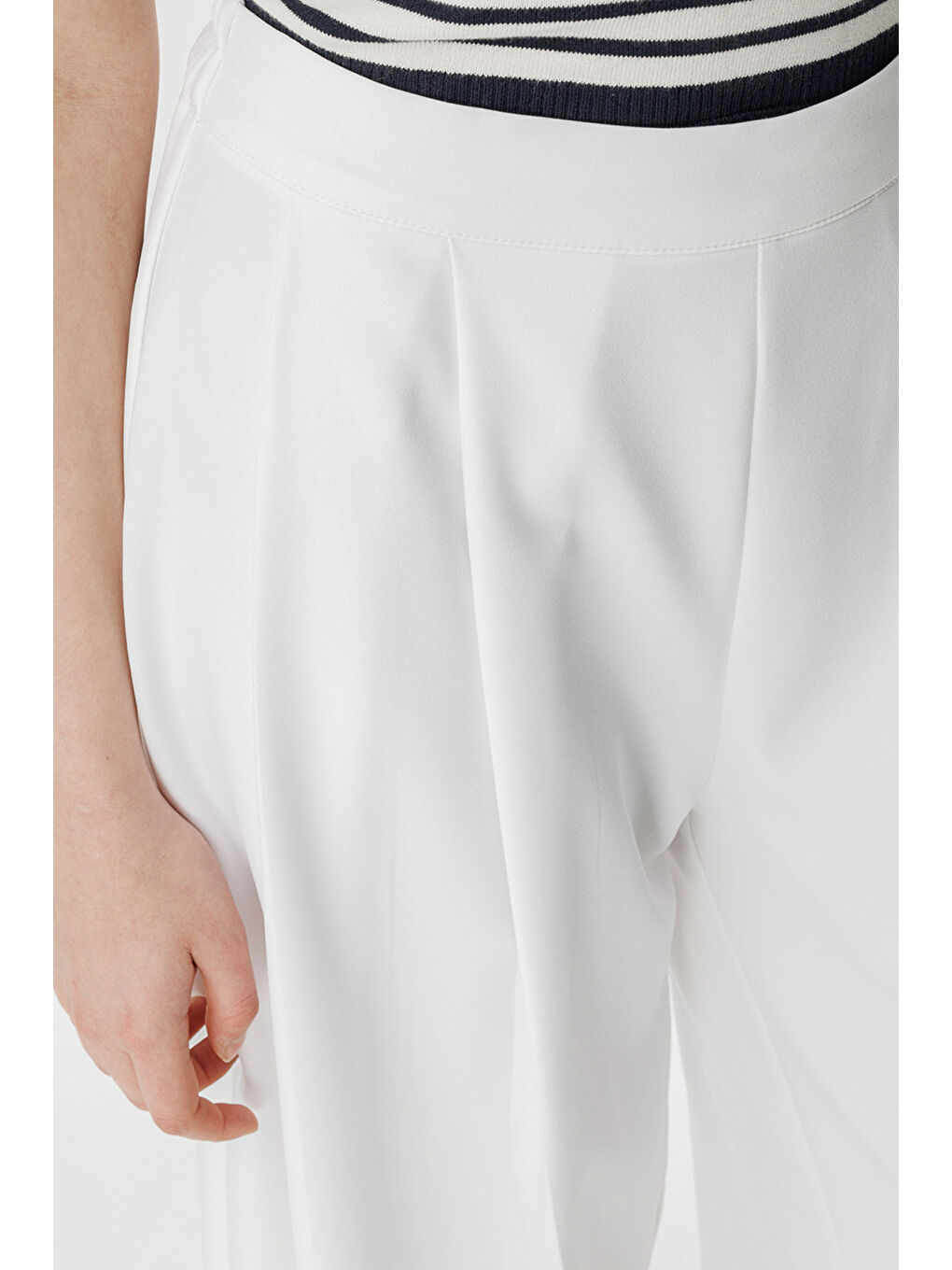 Önden Çift Pileli Beyaz Pantolon-2