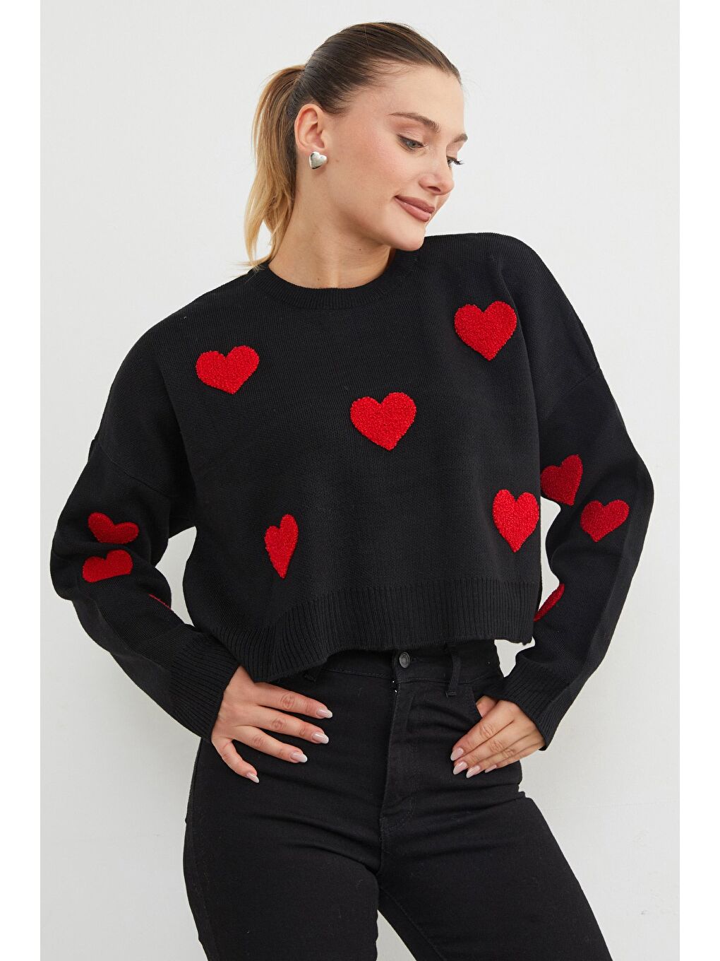 Siyah Kalp Nakışlı Crop Triko Kazak-3