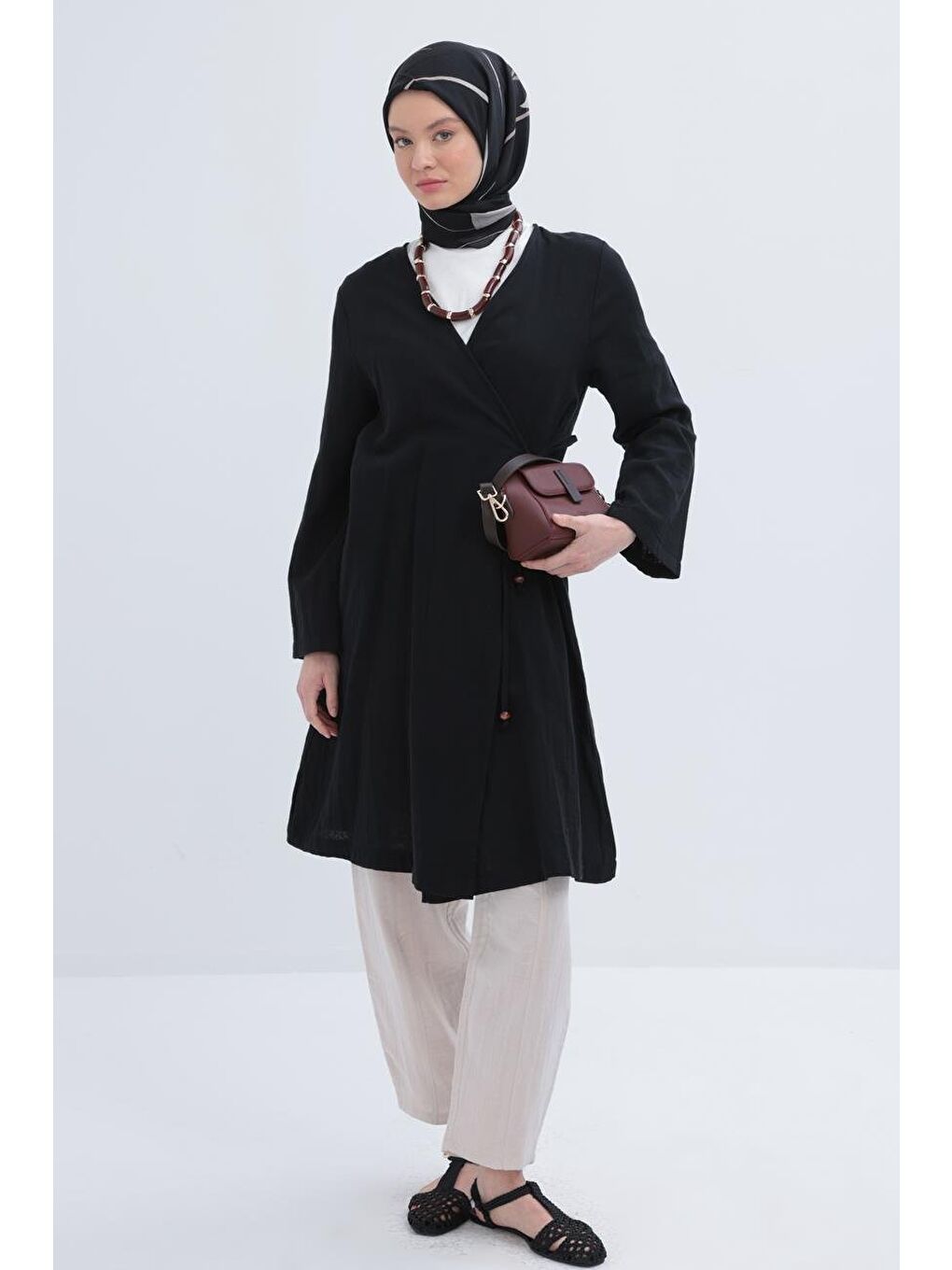 Siyah-Belden Bağlamalı Müslin Kap