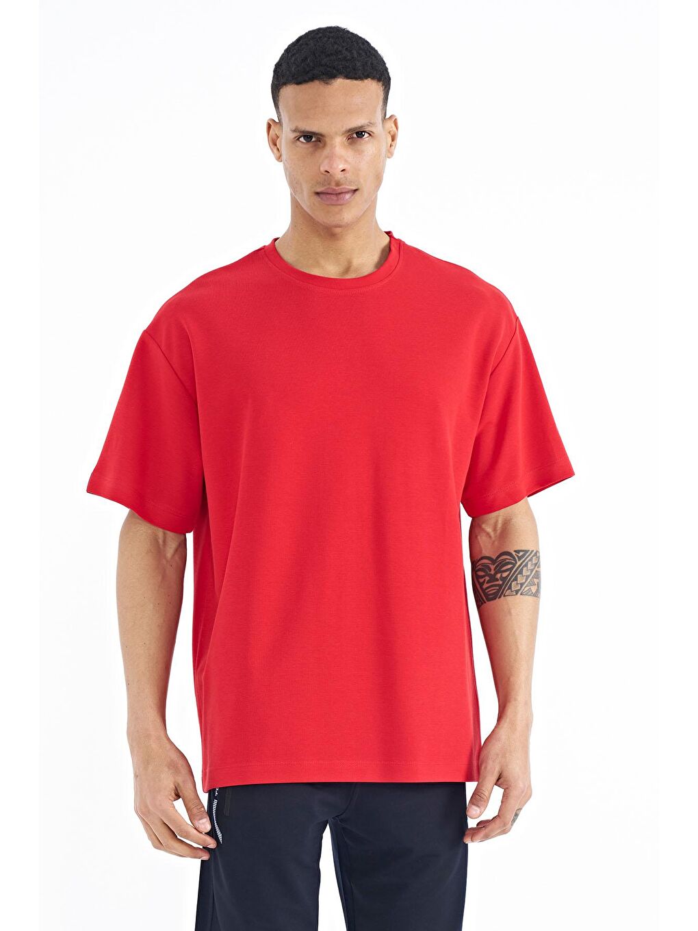 TOMMYLIFE Kırmızı Kol Arma Detaylı Basic Oversize Erkek T-Shirt - 88193