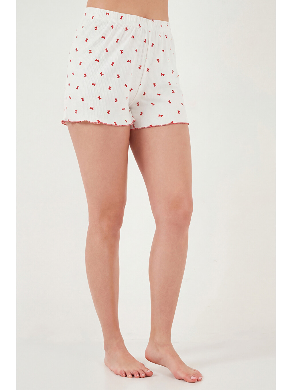 Beyaz Regular Fit Desenli V Yaka Şortlu Pijama Takımı 65770837-1