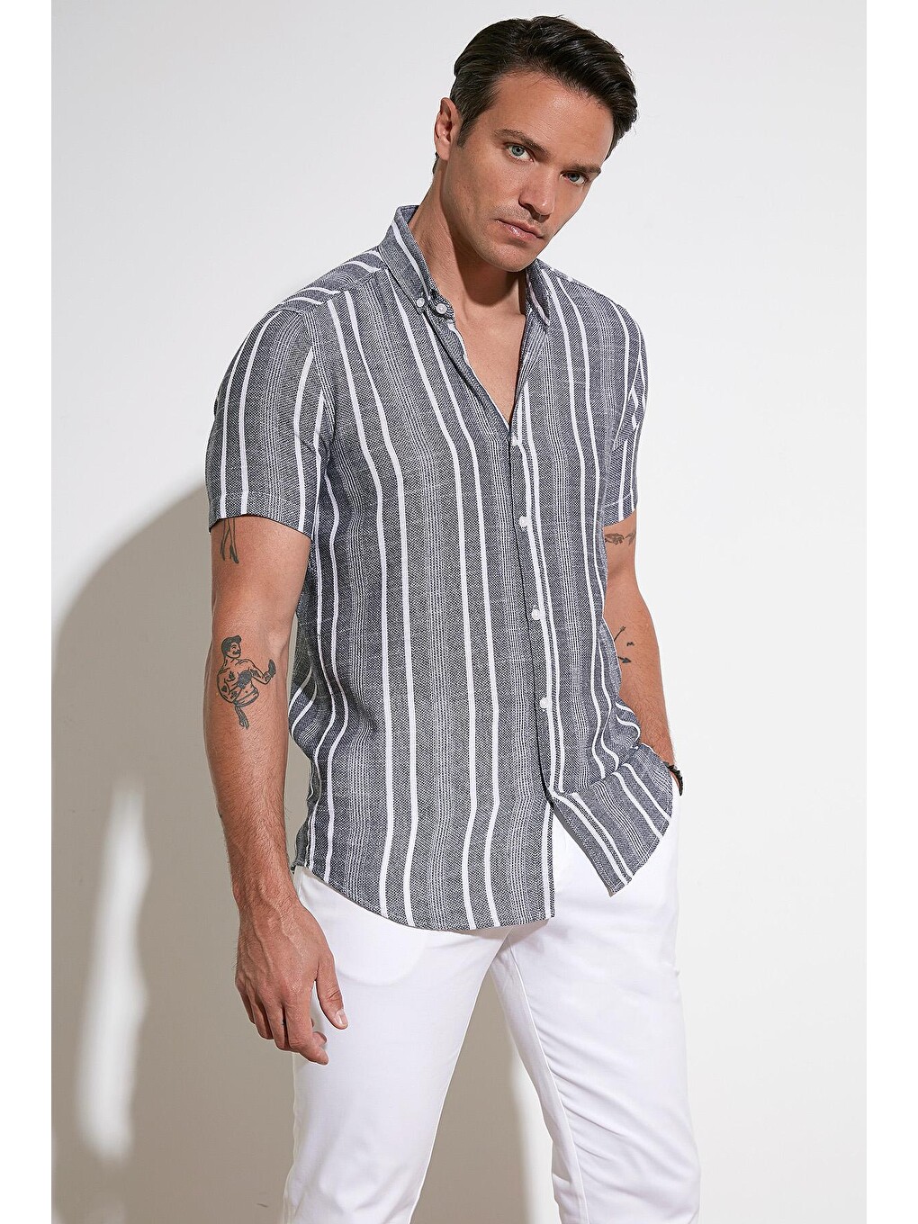 Siyah İnce Çizgili Düğmeli Yaka %100 Pamuk Slim Fit Gömlek CF23S116097
