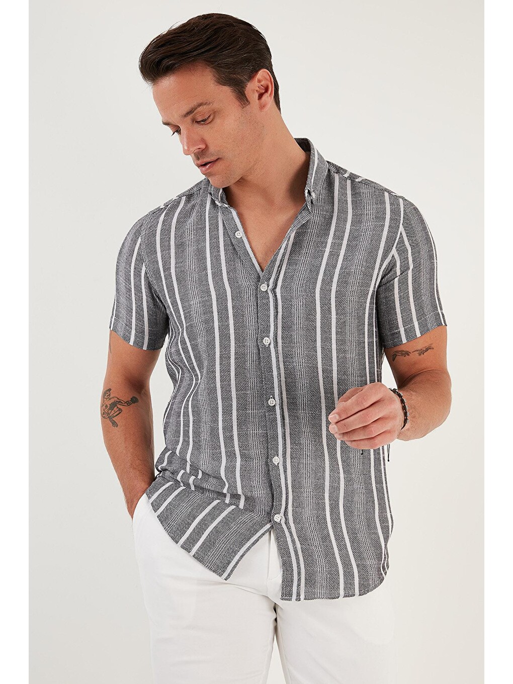 Siyah İnce Çizgili Düğmeli Yaka %100 Pamuk Slim Fit Gömlek CF23S116097-1