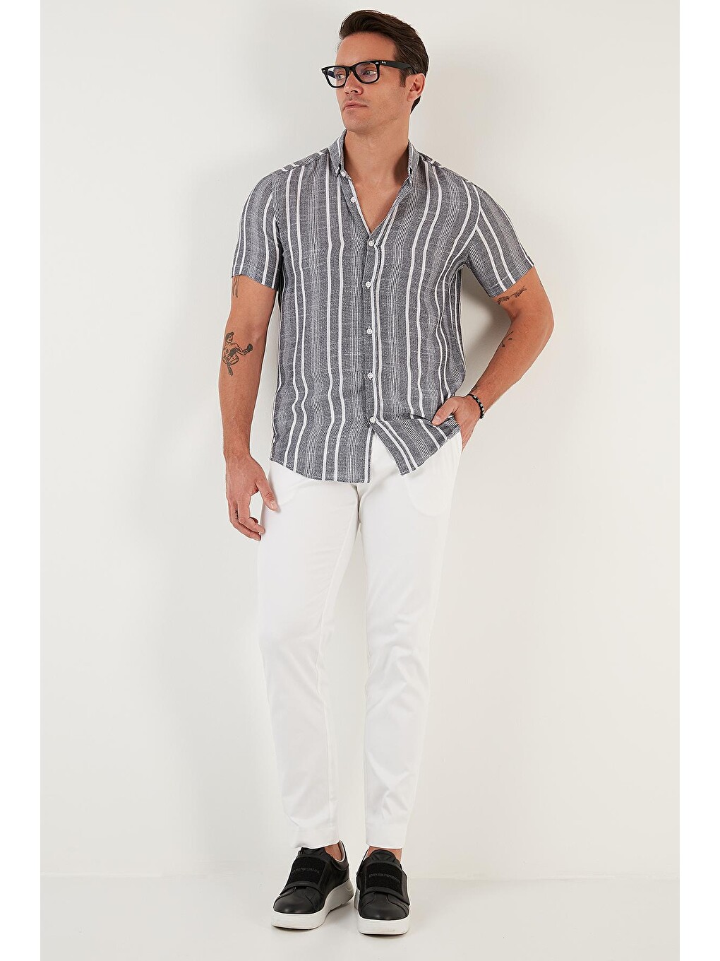 Siyah İnce Çizgili Düğmeli Yaka %100 Pamuk Slim Fit Gömlek CF23S116097-2