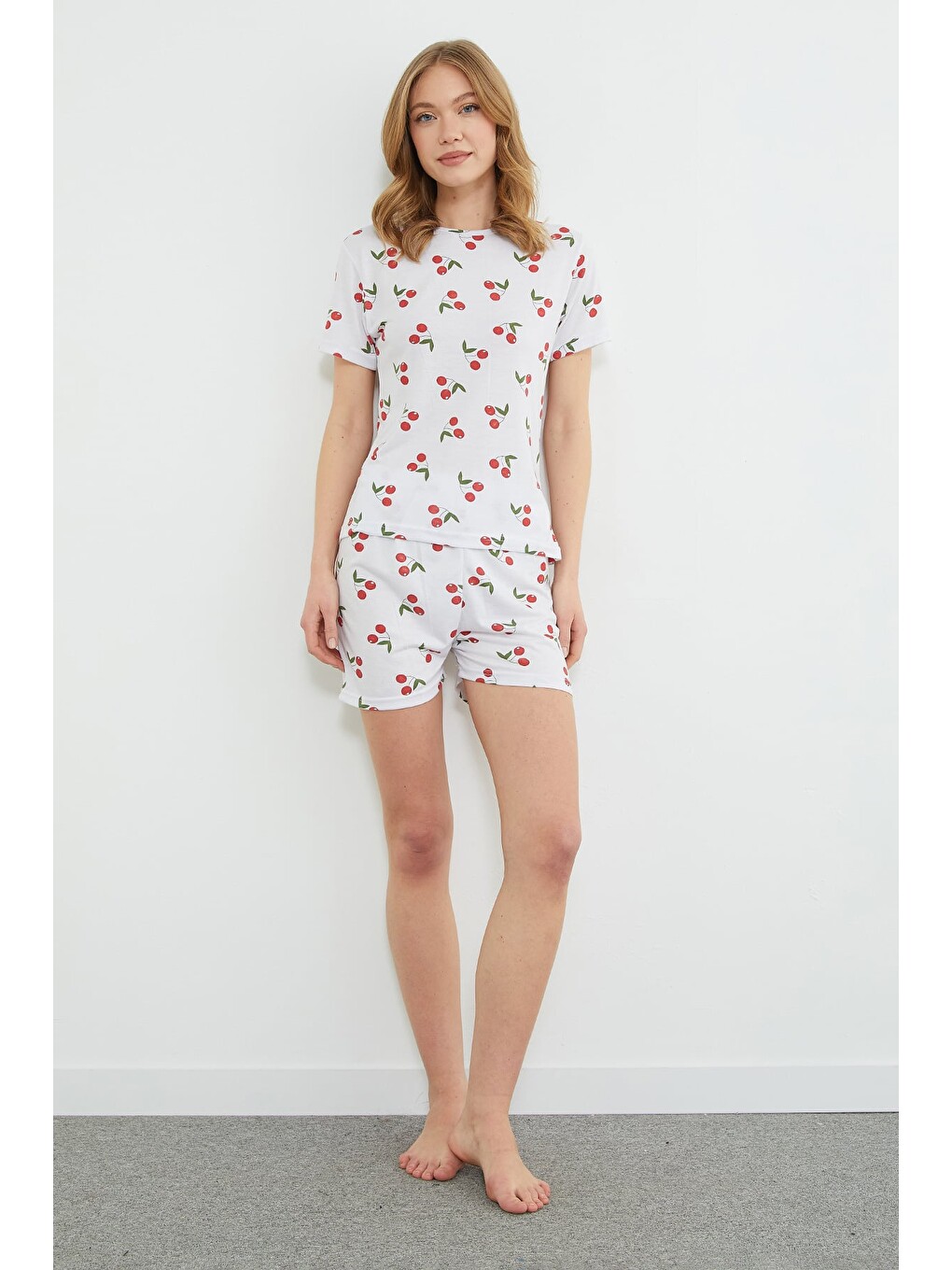 Kırmızı Kiraz Desenli Bisiklet Yaka Şortlu Pijama Takımı-1