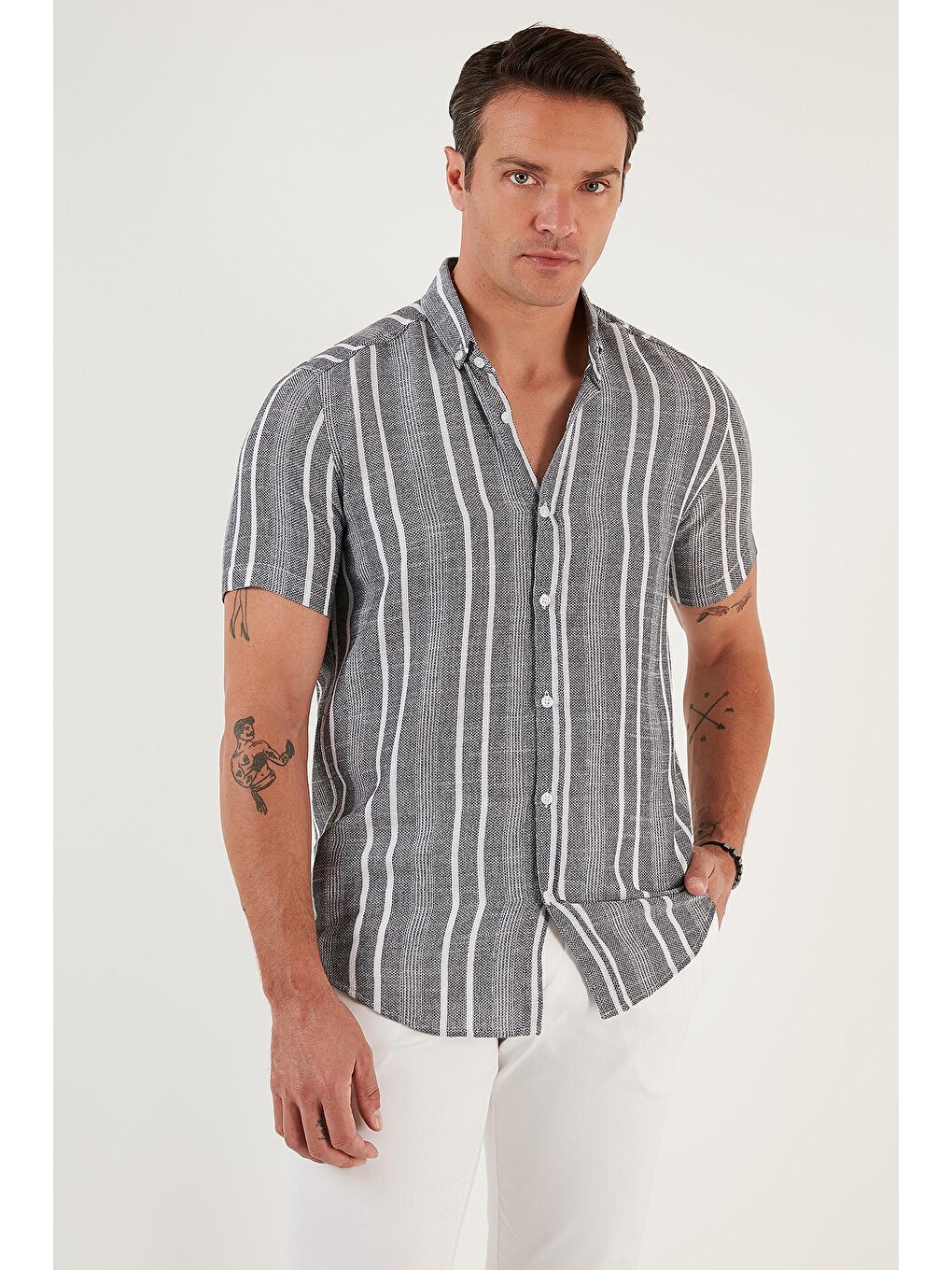 Siyah İnce Çizgili Düğmeli Yaka %100 Pamuk Slim Fit Gömlek CF23S116097-3