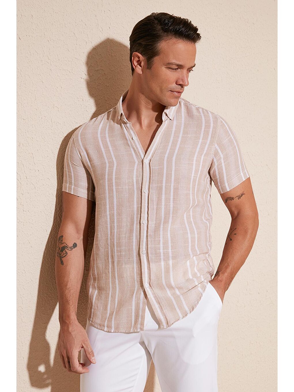 Ekru İnce Çizgili Düğmeli Yaka %100 Pamuk Slim Fit Gömlek CF23S116097